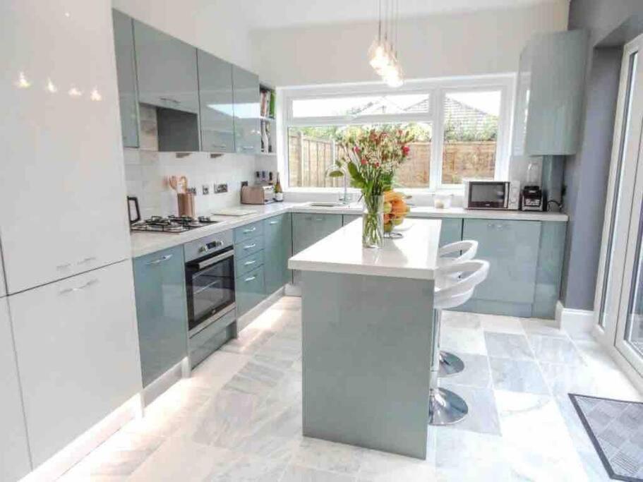 Spacious 4 Bed Rooms, Parking, Garden And Near Parks, Beaches And University Bournemouth Buitenkant foto