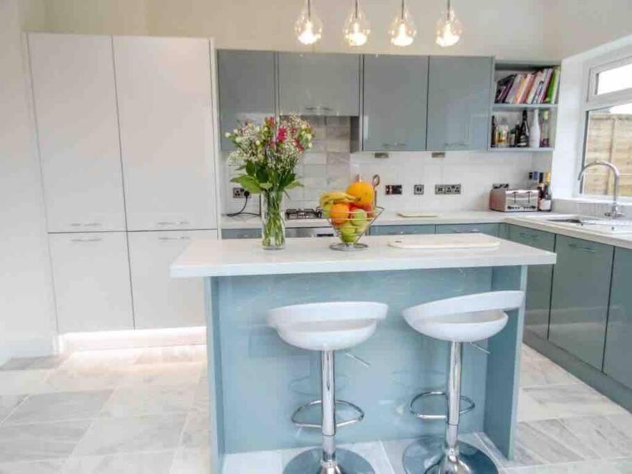 Spacious 4 Bed Rooms, Parking, Garden And Near Parks, Beaches And University Bournemouth Buitenkant foto