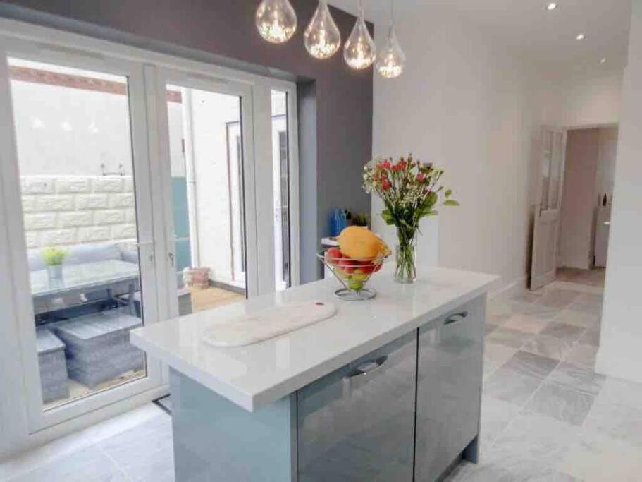 Spacious 4 Bed Rooms, Parking, Garden And Near Parks, Beaches And University Bournemouth Buitenkant foto