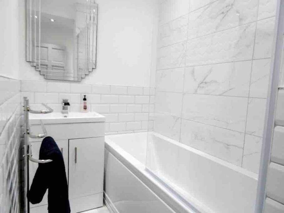 Spacious 4 Bed Rooms, Parking, Garden And Near Parks, Beaches And University Bournemouth Buitenkant foto
