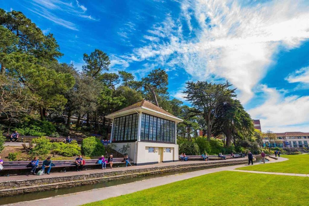 Spacious 4 Bed Rooms, Parking, Garden And Near Parks, Beaches And University Bournemouth Buitenkant foto