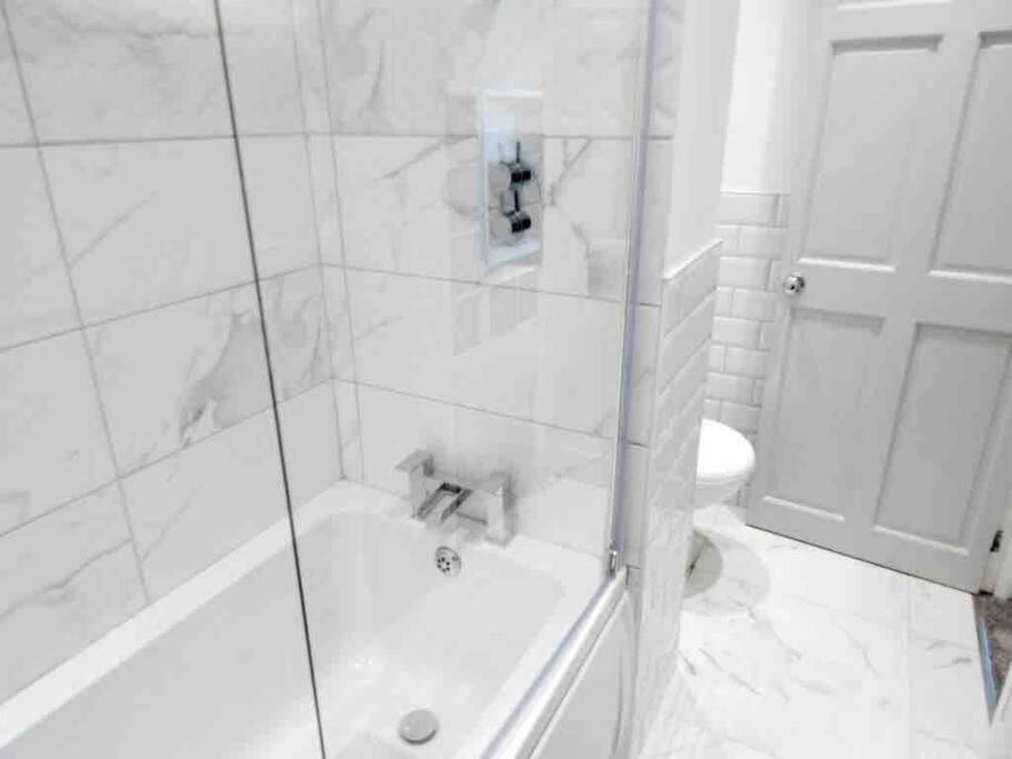 Spacious 4 Bed Rooms, Parking, Garden And Near Parks, Beaches And University Bournemouth Buitenkant foto
