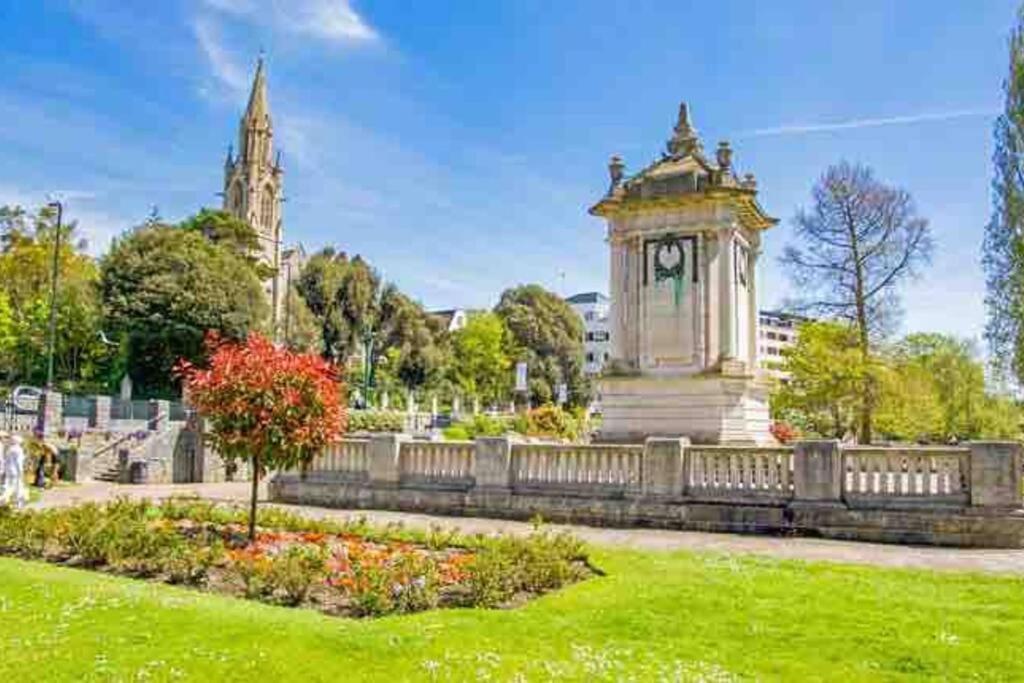 Spacious 4 Bed Rooms, Parking, Garden And Near Parks, Beaches And University Bournemouth Buitenkant foto