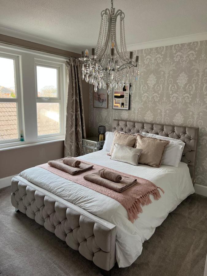 Spacious 4 Bed Rooms, Parking, Garden And Near Parks, Beaches And University Bournemouth Buitenkant foto