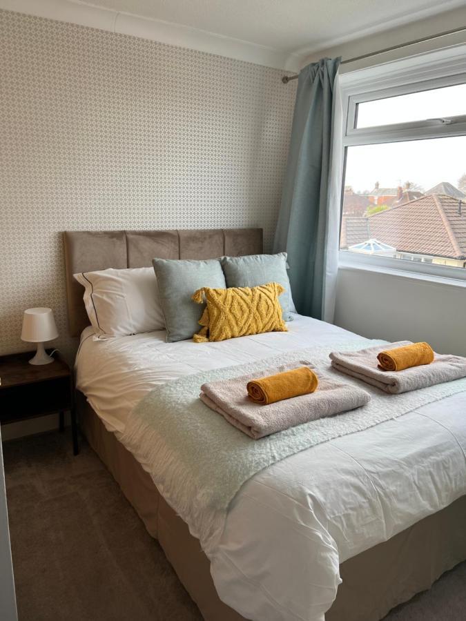 Spacious 4 Bed Rooms, Parking, Garden And Near Parks, Beaches And University Bournemouth Buitenkant foto